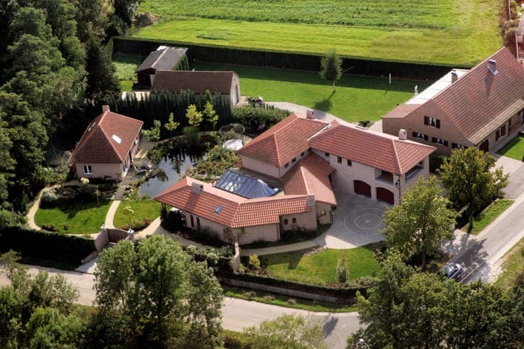 👉 Villa (528m²) with detached practice space in Beerse