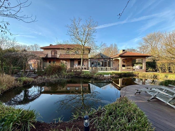 👉 Villa (528m²) with detached practice space in Beerse