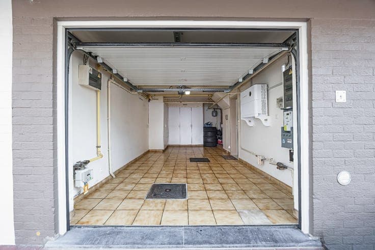 Ready-to-move-in, light-filled split-level house with spaci
