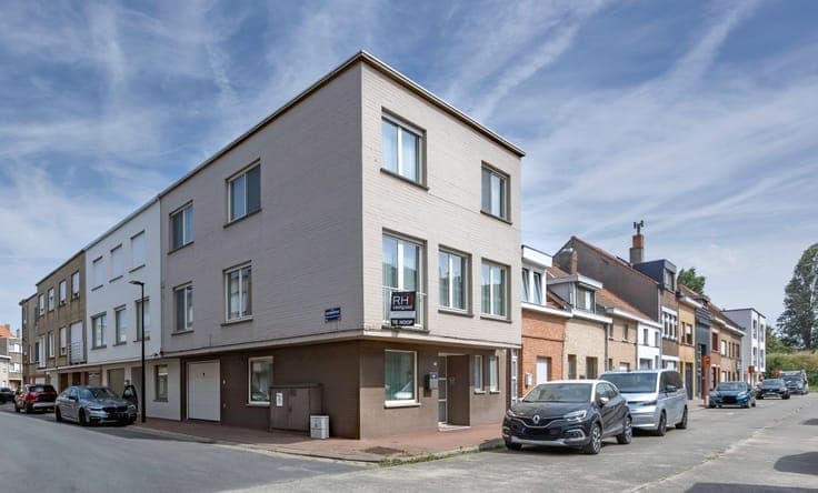 Ready-to-move-in, light-filled split-level house with spaci