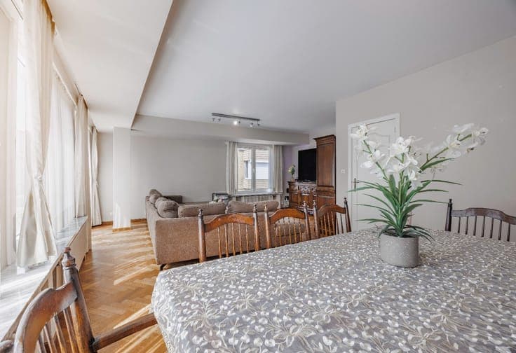 Ready-to-move-in, light-filled split-level house with spaci