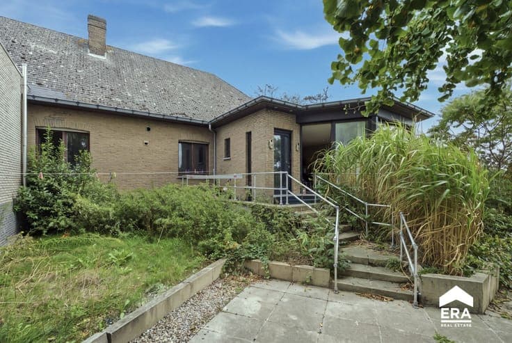 Spacious semi-detached home with open views
