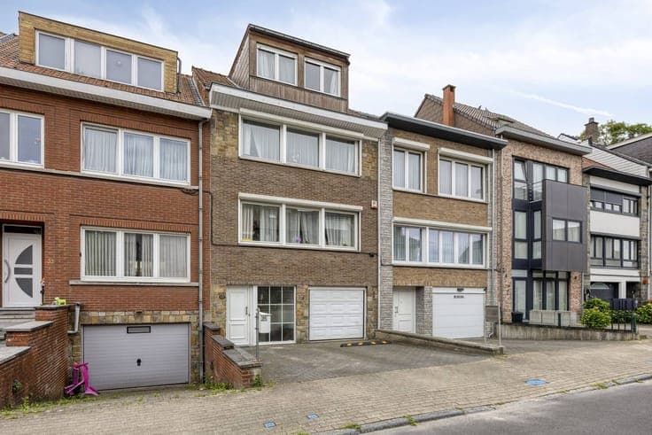 Spacious family home with garage and sunny garden in Strombe