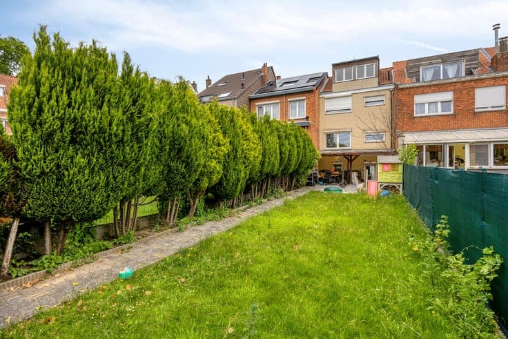 Spacious family home with garage and sunny garden in Strombe