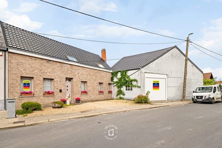 Veelzijdige woning met 3 slaapkamers, ruime bijgebouwen e...