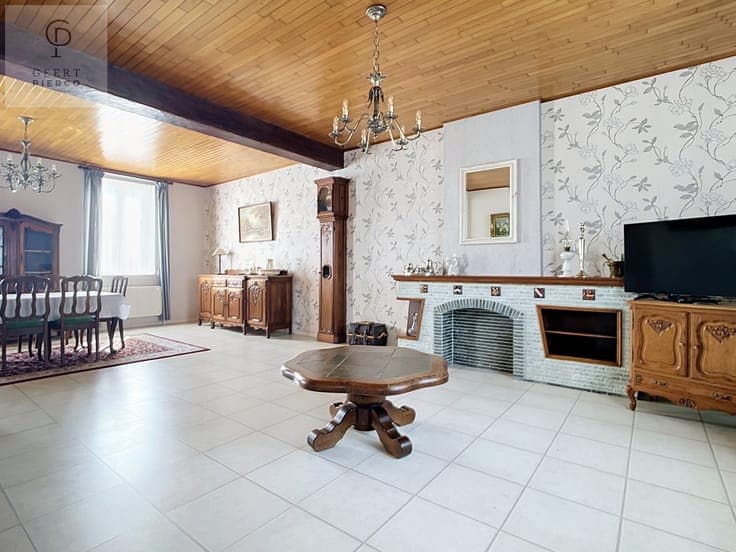 Ruime woning met binnenkoer, stallingen en tuin vlakbij o...