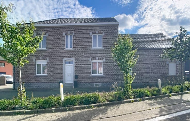 Ruime woning met binnenkoer, stallingen en tuin vlakbij o...