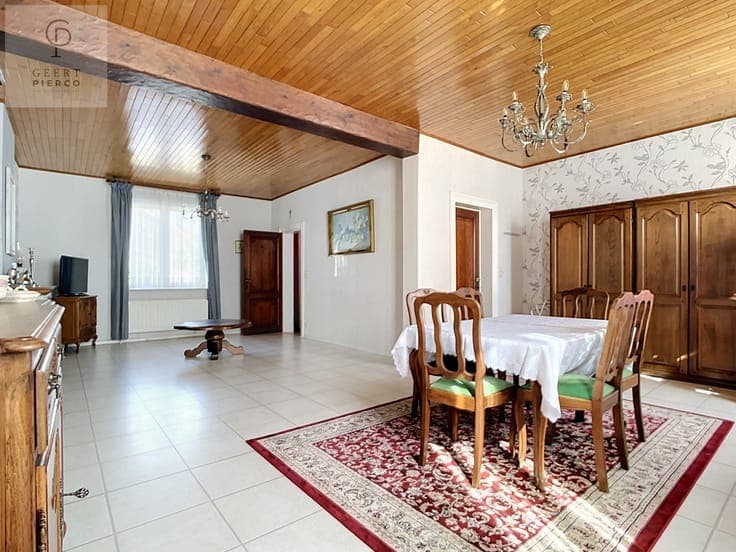 Ruime woning met binnenkoer, stallingen en tuin vlakbij o...