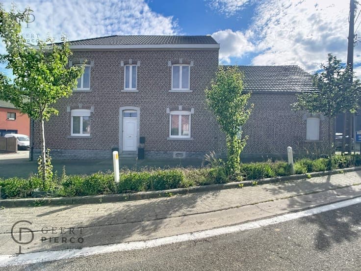 Ruime woning met binnenkoer, stallingen en tuin vlakbij o...