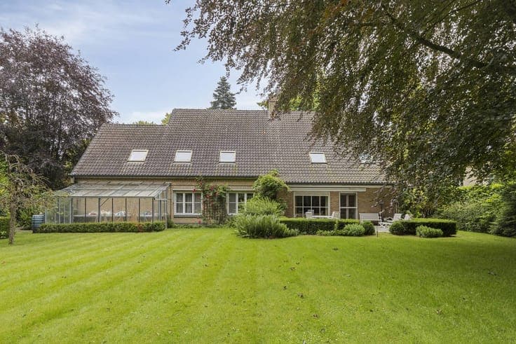Spacious characterful villa in the Lindenpark in Deurle