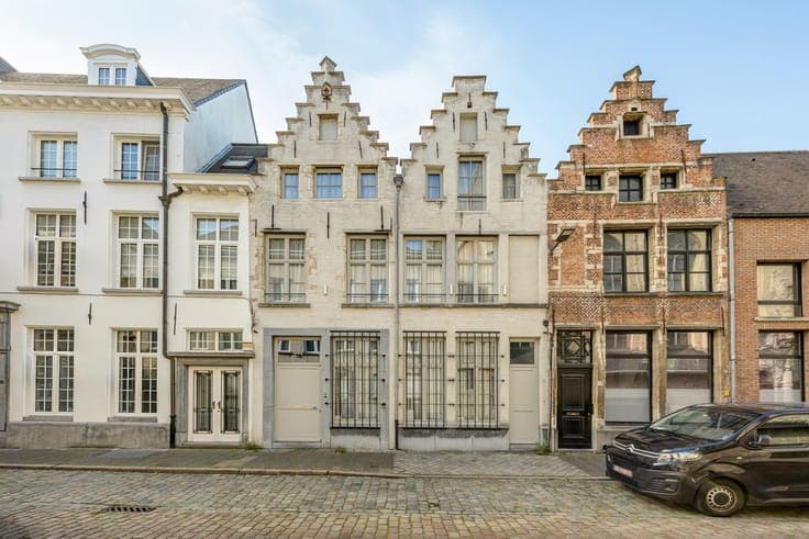 TRAPGEVELWONING MET TUIN
