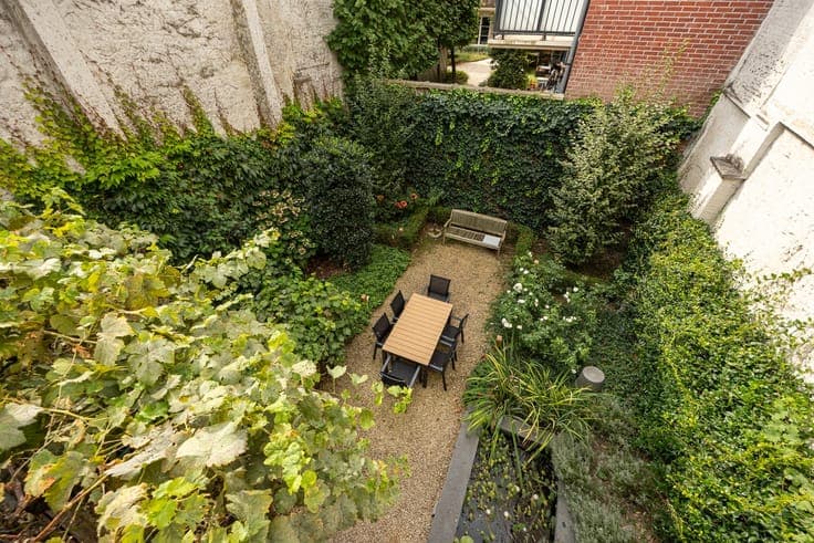 TRAPGEVELWONING MET TUIN