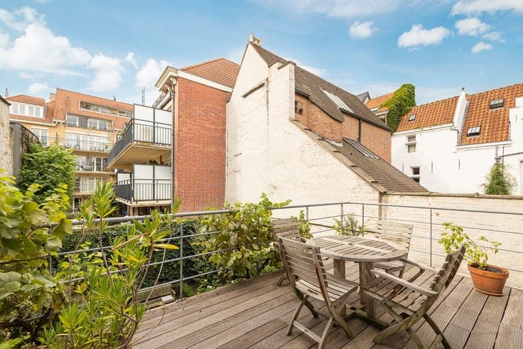 TRAPGEVELWONING MET TUIN