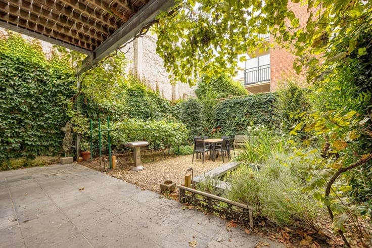 TRAPGEVELWONING MET TUIN