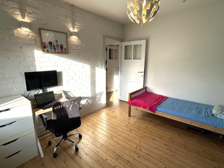 Move-in ready home with sunny terrace, 3 mins from station