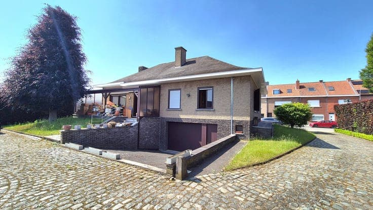 Karaktervolle alleenstaande villa met volledige onderkeld...