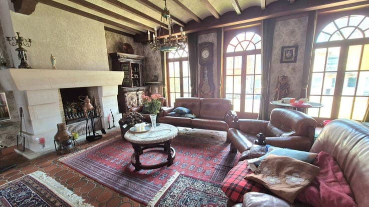 Karaktervolle alleenstaande villa met volledige onderkeld...