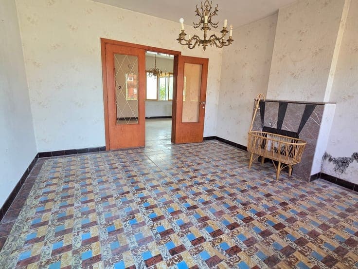 Te renoveren woning, rustig gelegen op een zuidgericht perce