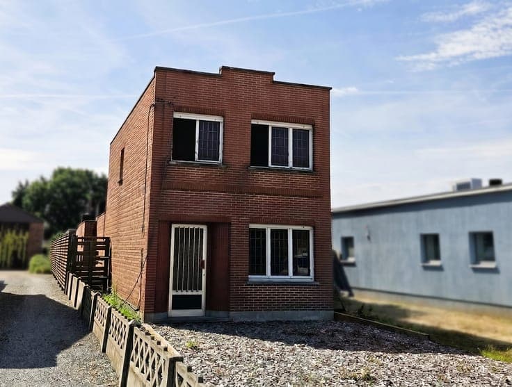 Te renoveren woning, rustig gelegen op een zuidgericht perce