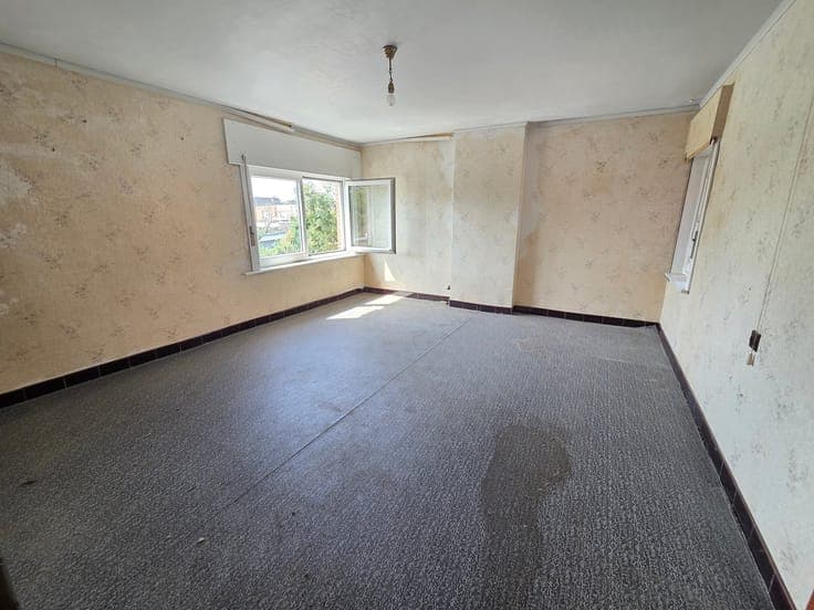 Te renoveren woning, rustig gelegen op een zuidgericht perce