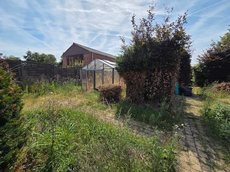 Te renoveren woning, rustig gelegen op een zuidgericht perce