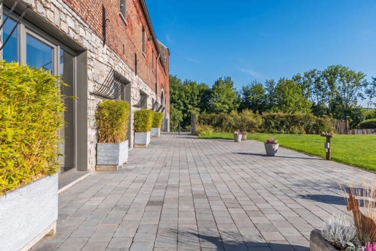 Characterful real estate estate set on 5 hectares of land