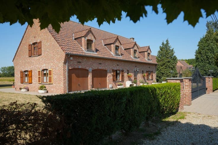 Exceptional villa on 1,900 m² with versatile annex