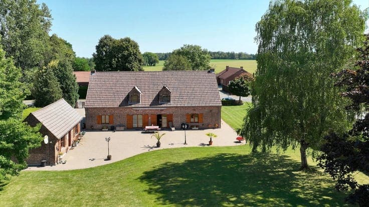 Exceptional villa on 1,900 m² with versatile annex