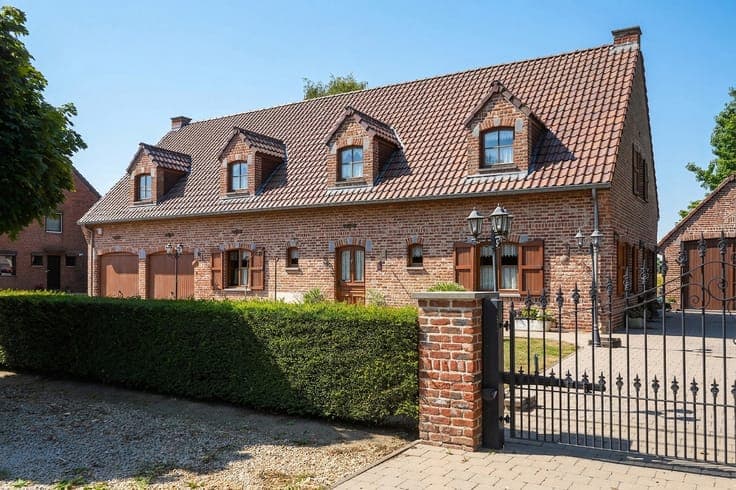 Exceptional villa on 1,900 m² with versatile annex