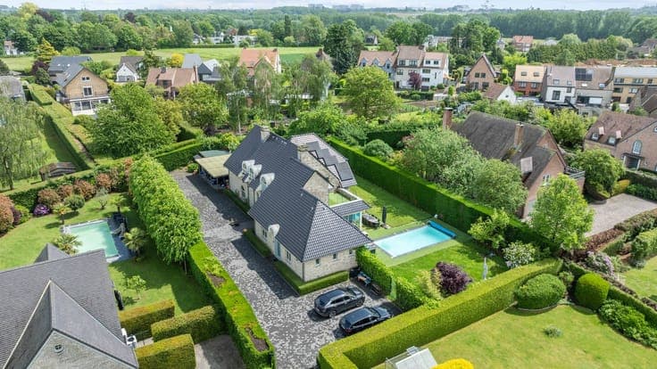 Exclusive villa with pool on a prime location in Wemmel