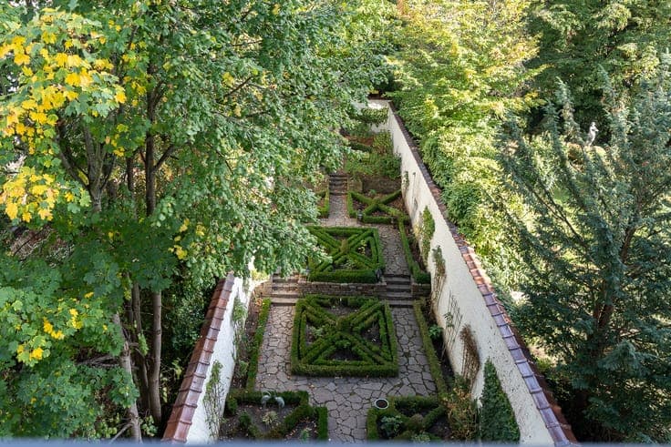 Montgomery - Elegant townhouse with garden and lift