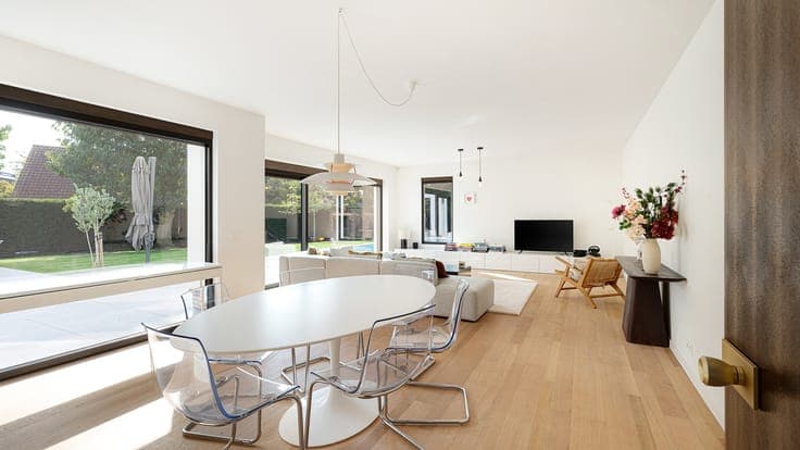 Grote moderne villa met zwembad op uitzonderlijk groot pe...