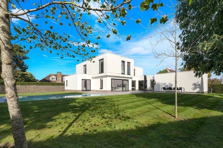 Grote moderne villa met zwembad op uitzonderlijk groot pe...
