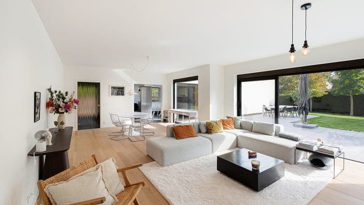 Grote moderne villa met zwembad op uitzonderlijk groot pe...