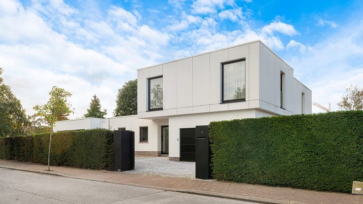 Grote moderne villa met zwembad op uitzonderlijk groot pe...