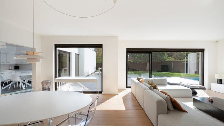 Grote moderne villa met zwembad op uitzonderlijk groot pe...