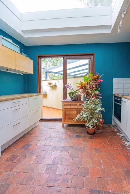 Charming 4-bedroom home with an enclosed patio—a real coup d