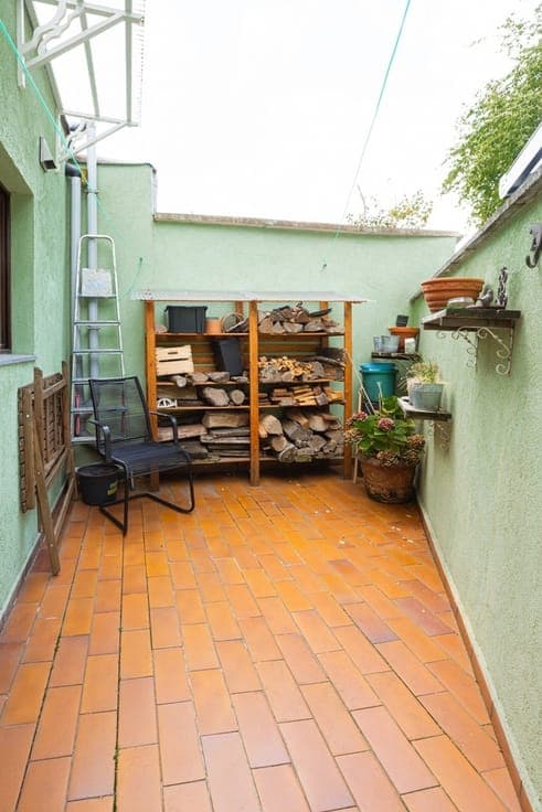 Charming 4-bedroom home with an enclosed patio—a real coup d