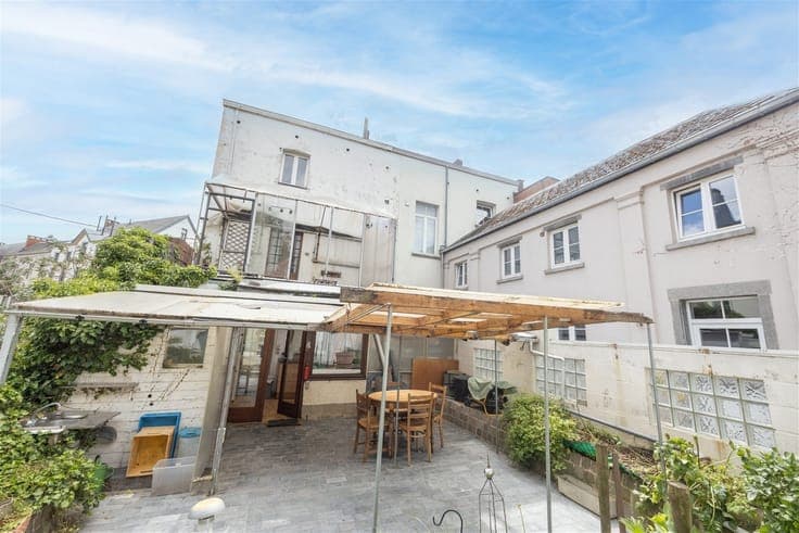 Vaste maison 3 faç. à rénover en plein centre !