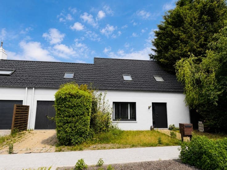 Op te knappen woning gelegen naast natuurgebied.