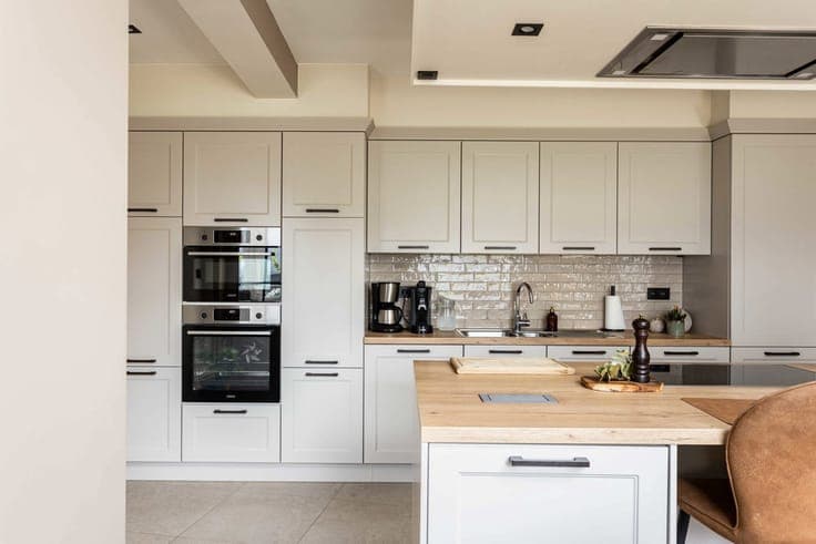Semi-detached house with 5 bedrooms, garage, garden and ware