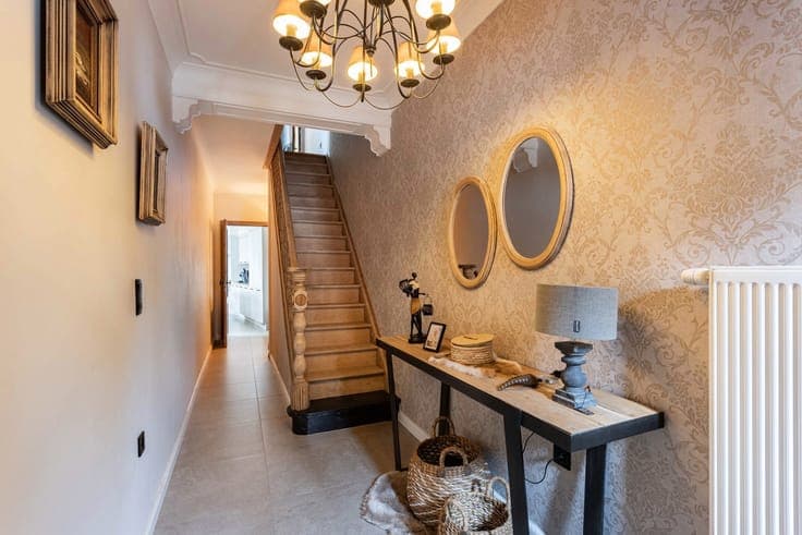 Semi-detached house with 5 bedrooms, garage, garden and ware