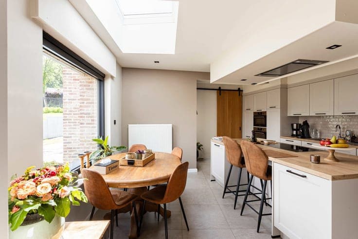 Semi-detached house with 5 bedrooms, garage, garden and ware