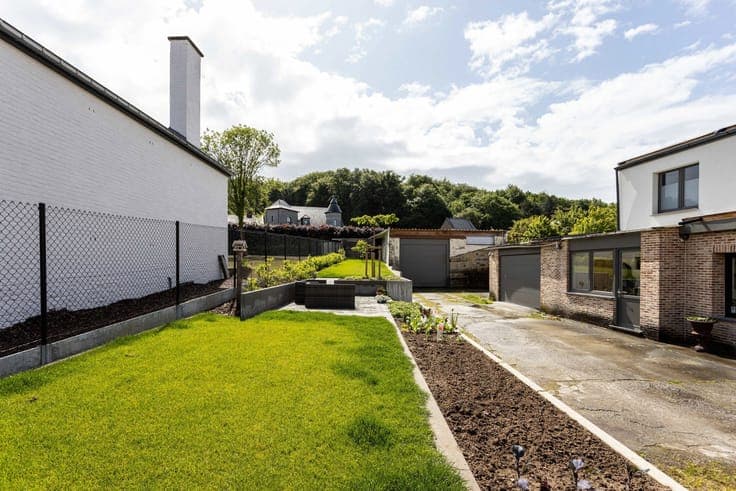 Semi-detached house with 5 bedrooms, garage, garden and ware