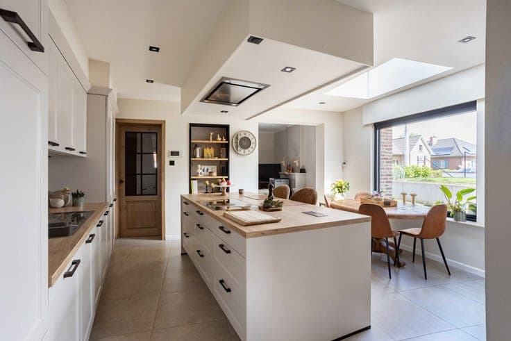 Semi-detached house with 5 bedrooms, garage, garden and ware