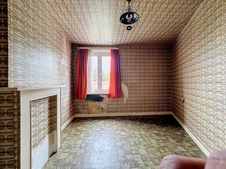 Op te knappen rijwoning in hartje Oostduinkerke-dorp.