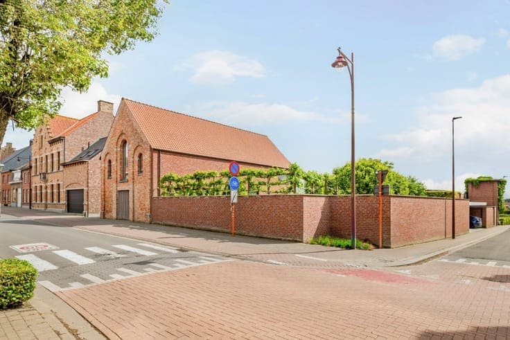 Characterful villa with 3 bedrooms, swimming pool, garage a