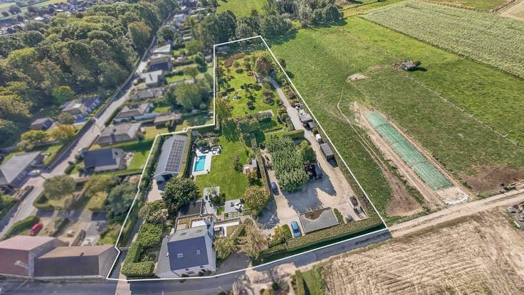 Superb multifunctional property with exclusive garden