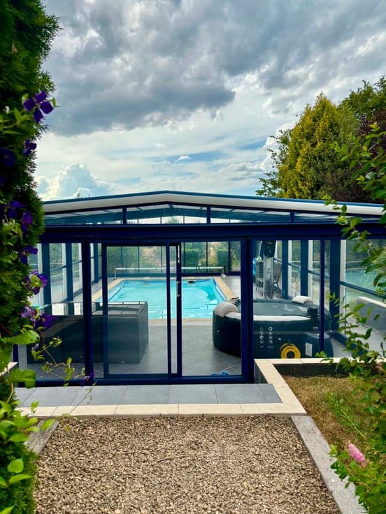 4-façade house with indoor pool and large plot