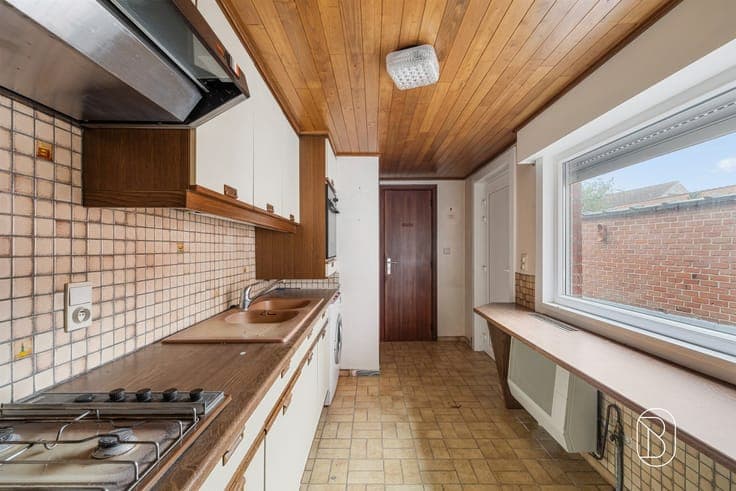 Te renoveren gezinswoning met 3 slaapkamers en grote tuin!
